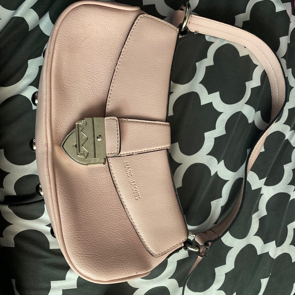 Pink Marc Jacob's purse with a key
